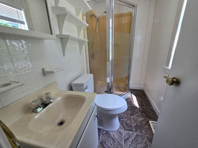 Building Photo - 3 Bedroom home in Mackinaw!