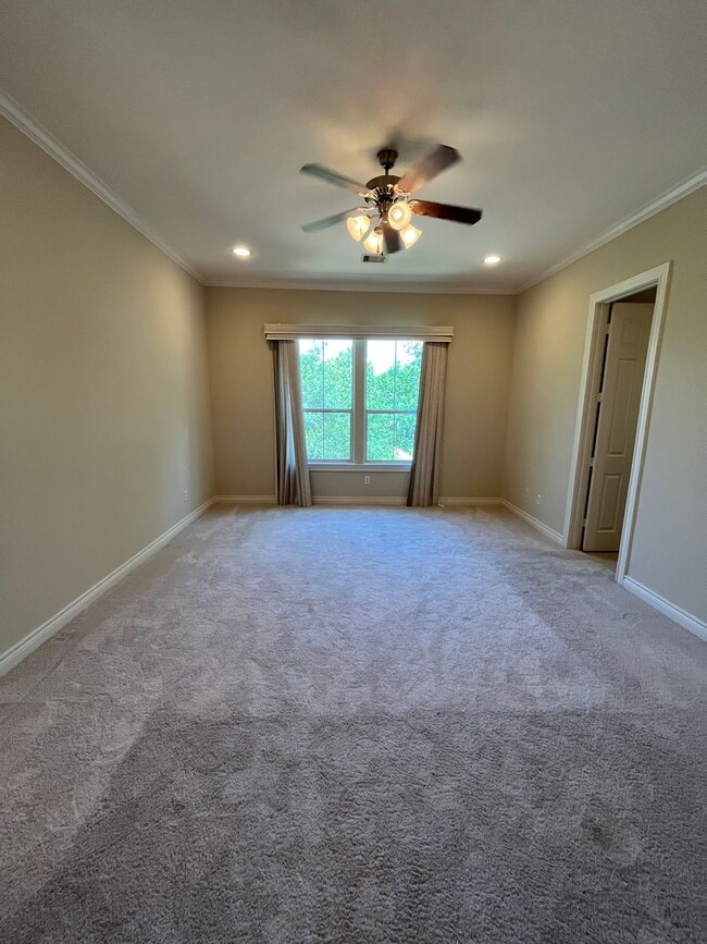 Building Photo - Wonderful 4/3.5 Townhome