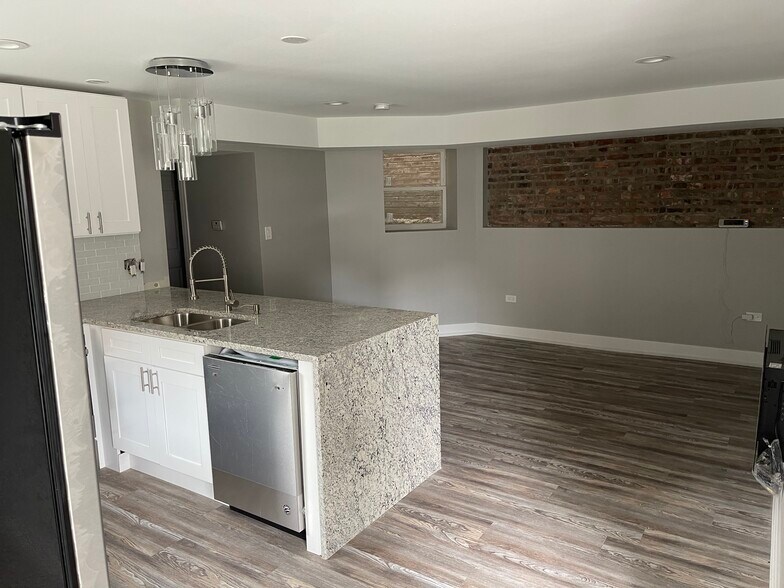 Open-concept living - 6420 S Saint Lawrence Ave