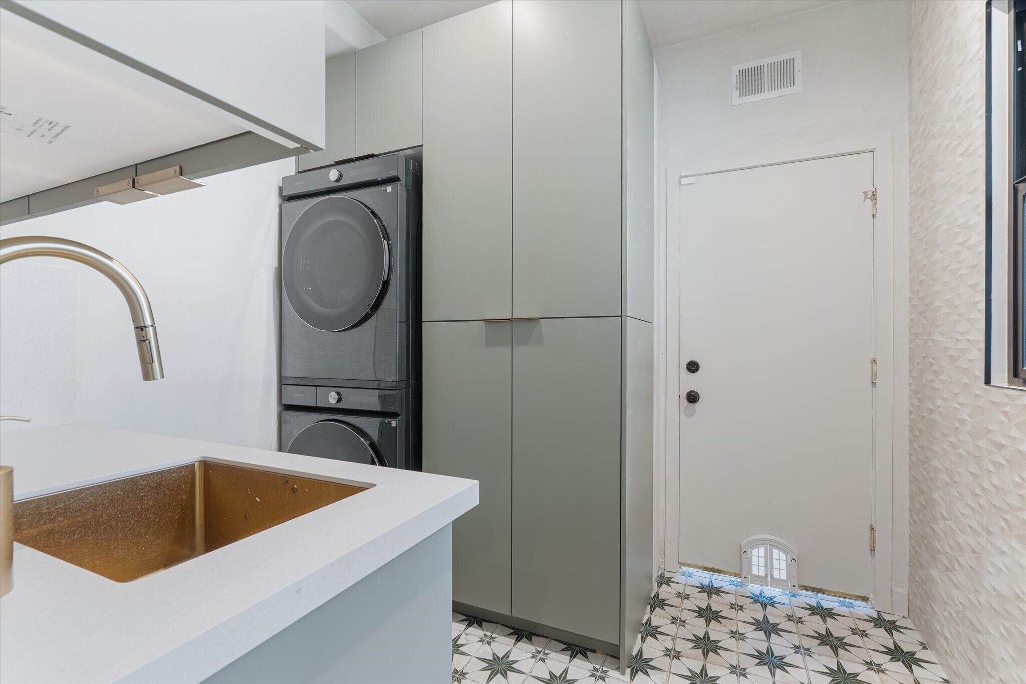 Building Photo - 17437 Oak Creek Ct