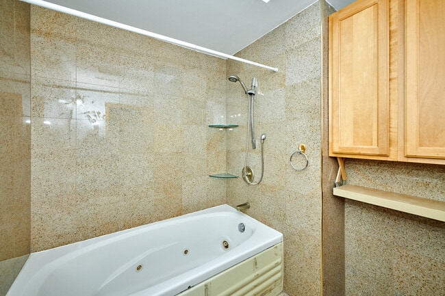 Building Photo - 6780 W Forest Preserve Dr