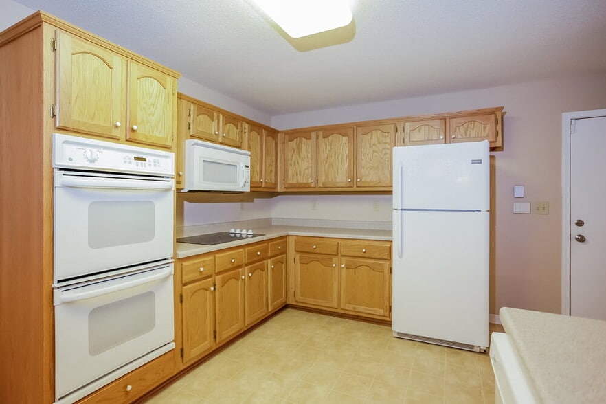 Building Photo - 10198 Woodland Hills Dr
