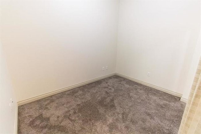 Building Photo - 825 W Spruce St