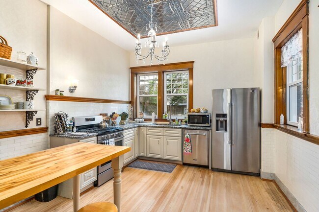 Building Photo - Beautiful 2 Bedroom/2 Bathroom First Floor Apartment in East Duluth Mansion - AVAILABLE JUNE!