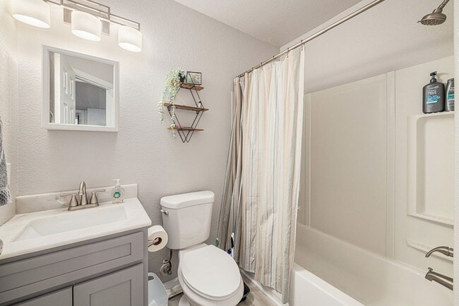 Building Photo - 3 Bed | 3.5 Bath | Modern & Spacious Townhome