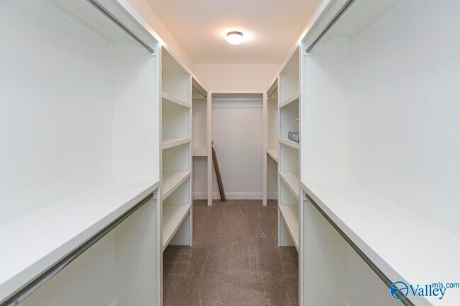 Building Photo - 161 Huntsmen Lane