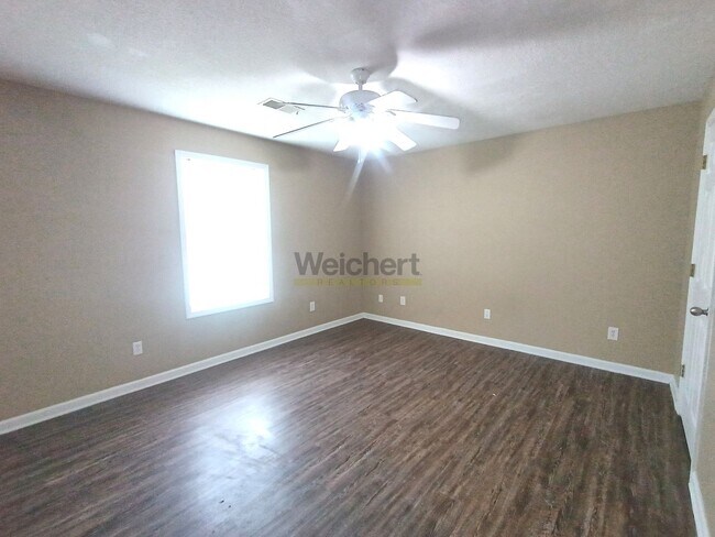 Building Photo - 3Bed/2Bath w/ fenced backyard