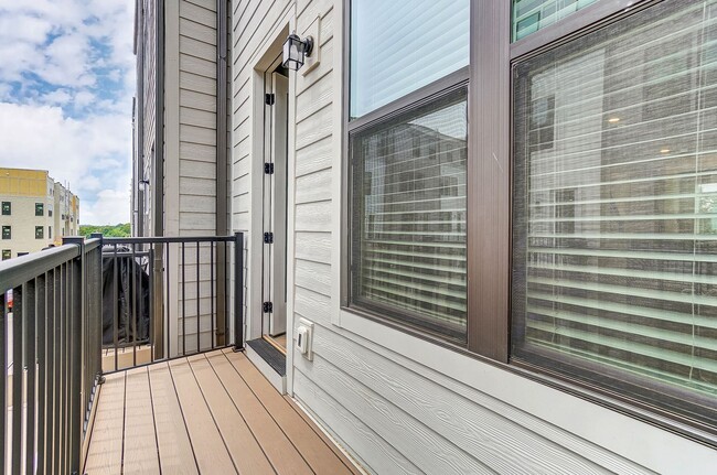 Building Photo - 3 Bedroom Townhome minutes from South End!