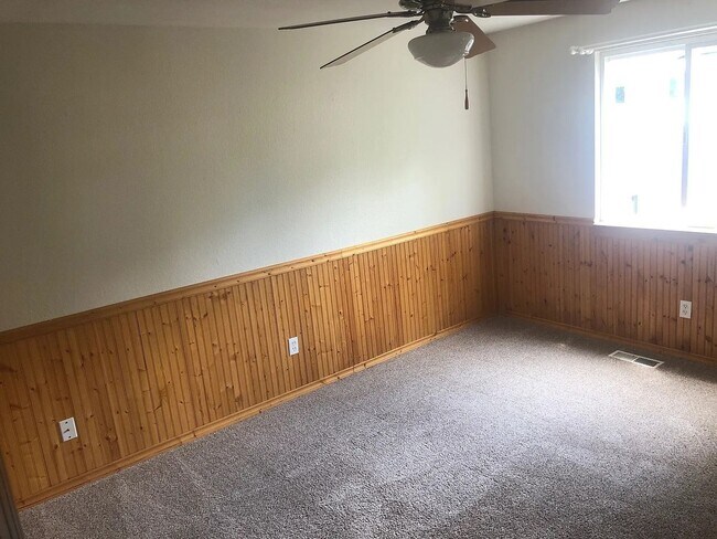 Building Photo - Spacious Single Level 3bd 2.75bath availab...