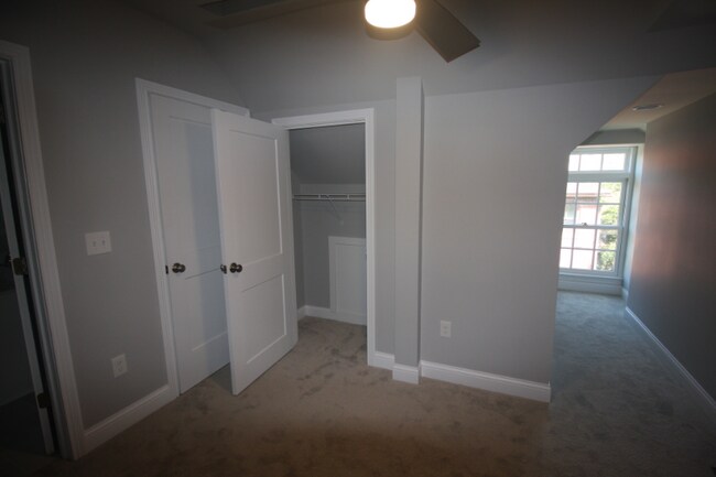 Building Photo - 48 Aston Row Ln