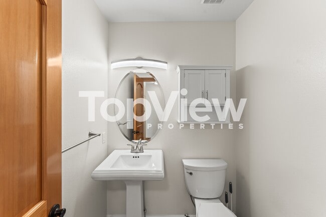Building Photo - 2205 Valley View Dr