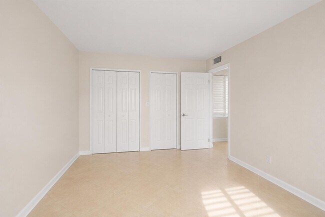 Building Photo - 4528 SW 54th St
