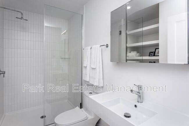 Building Photo - 323 S East St