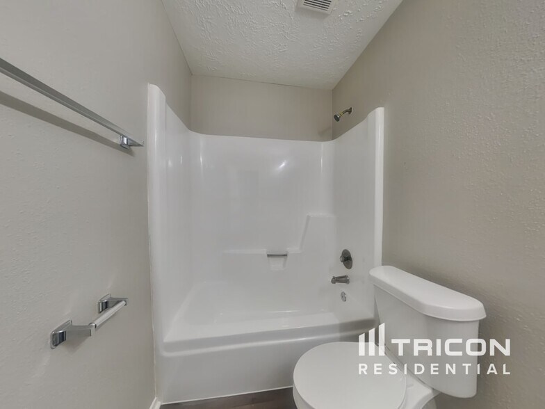Building Photo - 4700 Greenwood Dr