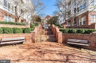Building Photo - 801 S Greenbrier St