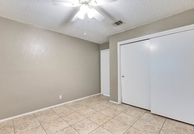 Building Photo - North Austin Duplex 2 Bedroom with a Large Yard!
