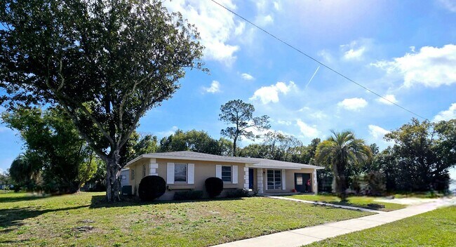 Building Photo - Charming Corner Lot Home in Deland- Near T...