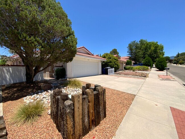 Building Photo - 3 Bedroom Single Story Home Available Near...