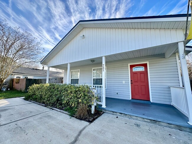 Primary Photo - Charming and fully-fenced St. Augustine ho...