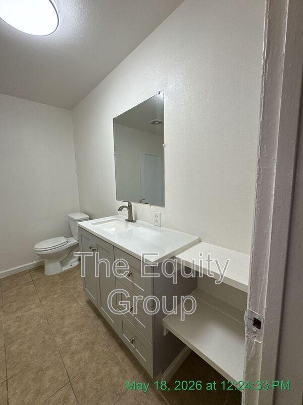 Building Photo - 1140 W Tulare Ave