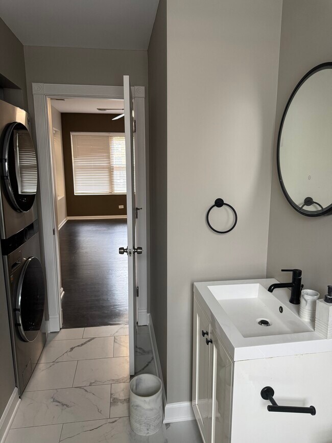 Building Photo - 1637-1632 W Farwell Ave