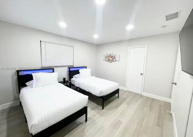 Building Photo - 2080 NE 205th St