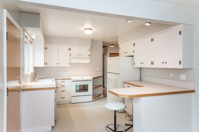 Building Photo - 3387 SE 10th Ave