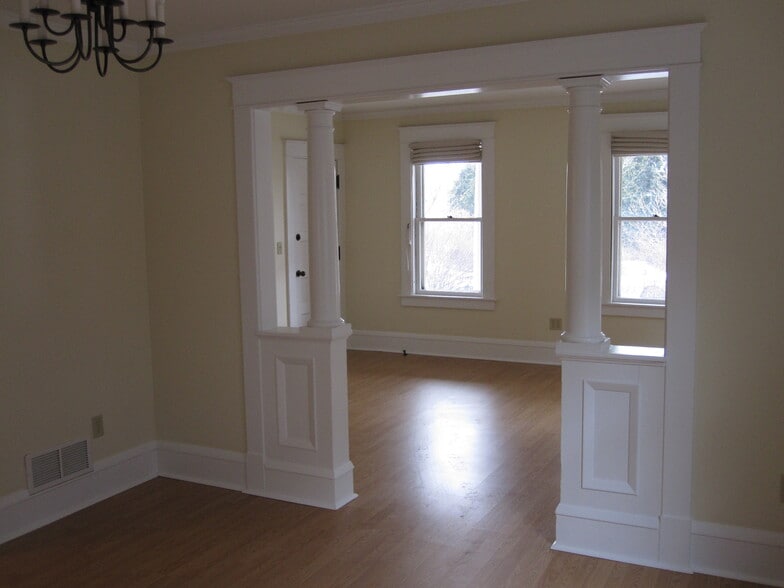 Building Photo - 326 College St