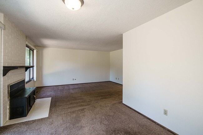 Building Photo - GREAT LOCATION!!! Single Level 3 bedroom 2...