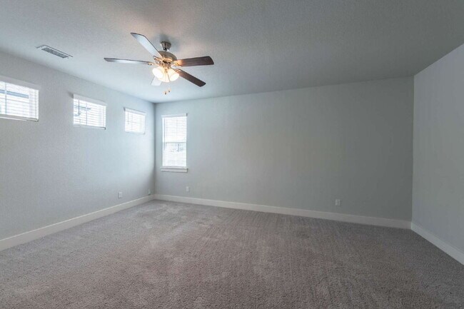 Building Photo - Dreamy Townhome!