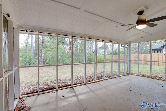 Building Photo - 2107 Edinburgh Dr SW