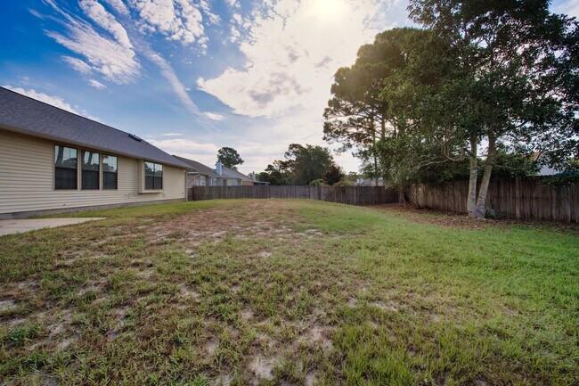 Building Photo - Charming 3BR/2BA with Fenced Yard & Commun...