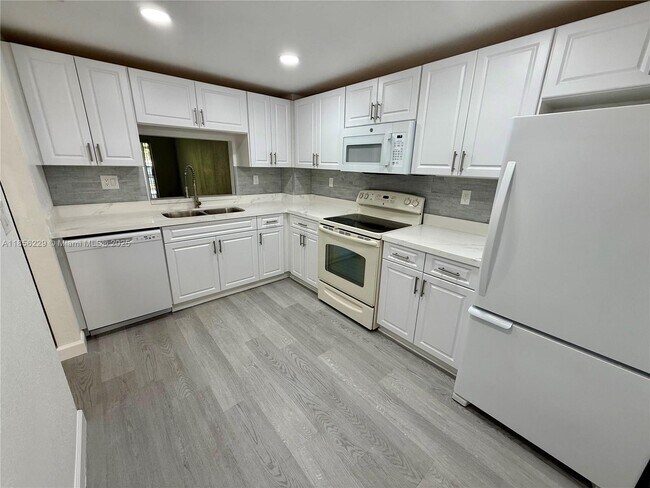 Building Photo - 8735 Ramblewood Dr