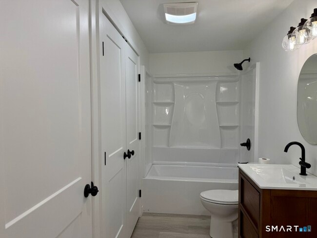 Building Photo - 15 Finch Run