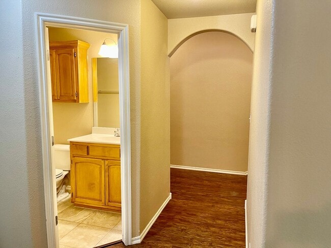 Building Photo - 4 bed 2 bath - Law Enforcement discount.