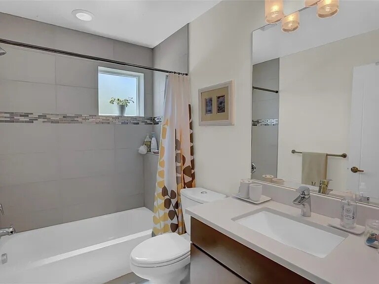 Building Photo - 2713 Grove St