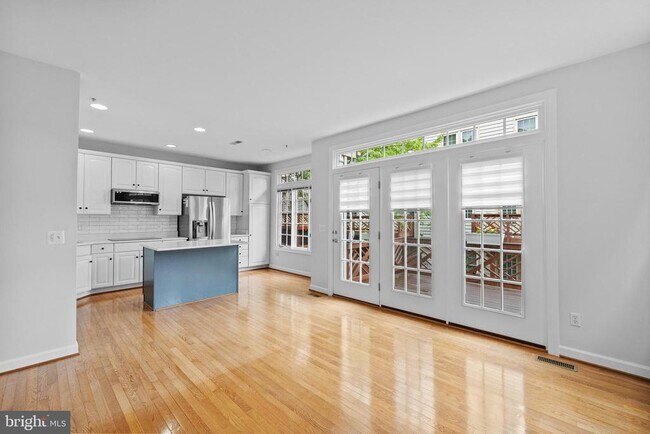 Building Photo - 271 Murtha St