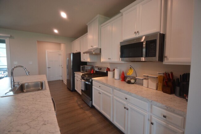 Building Photo - Beautiful and New this 4 Bedroom Townhouse