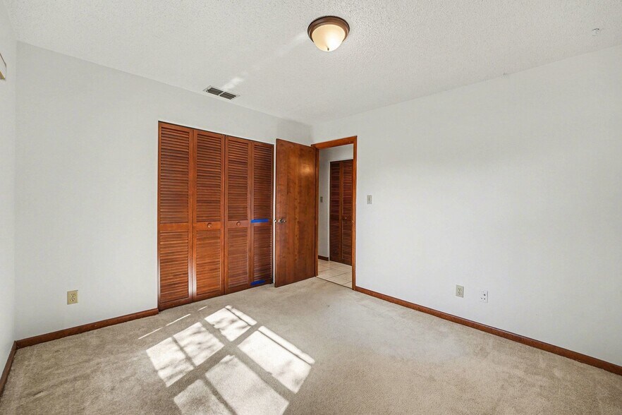 Building Photo - 2025 Sylvester Rd