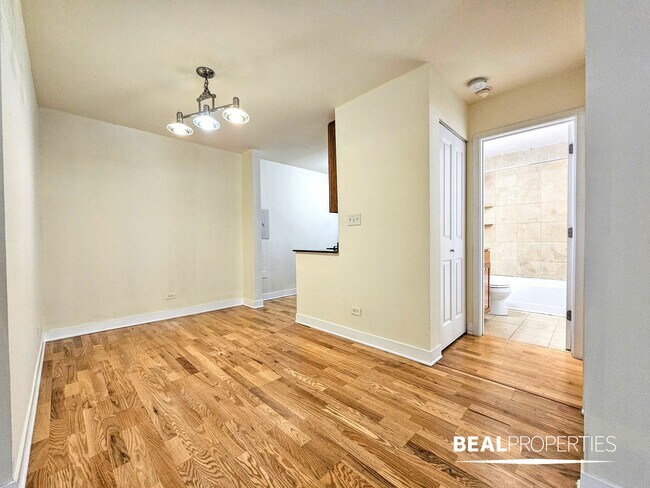Building Photo - 625 W Wrightwood Ave