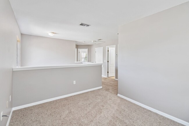 Building Photo - 4/2.5 Townhome in Harmony that faces the G...