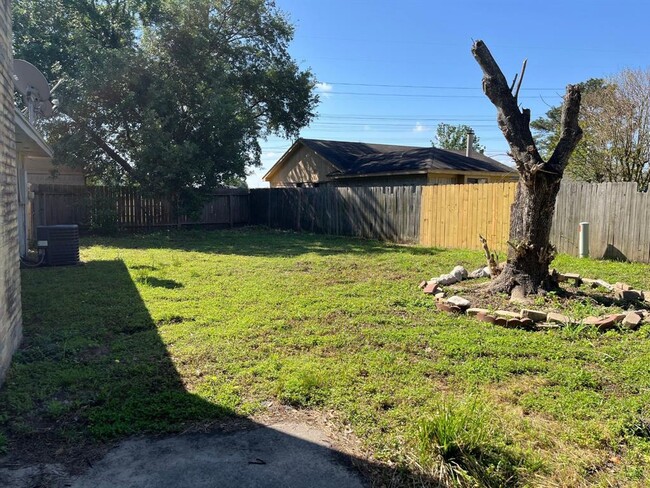 Building Photo - 10603 Village Trail Dr