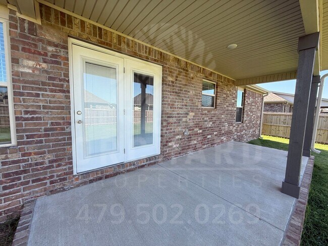 Building Photo - Single-Family Home- Desirable Cedarwood Plan