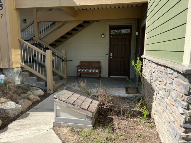 Building Photo - 115 Spinner St