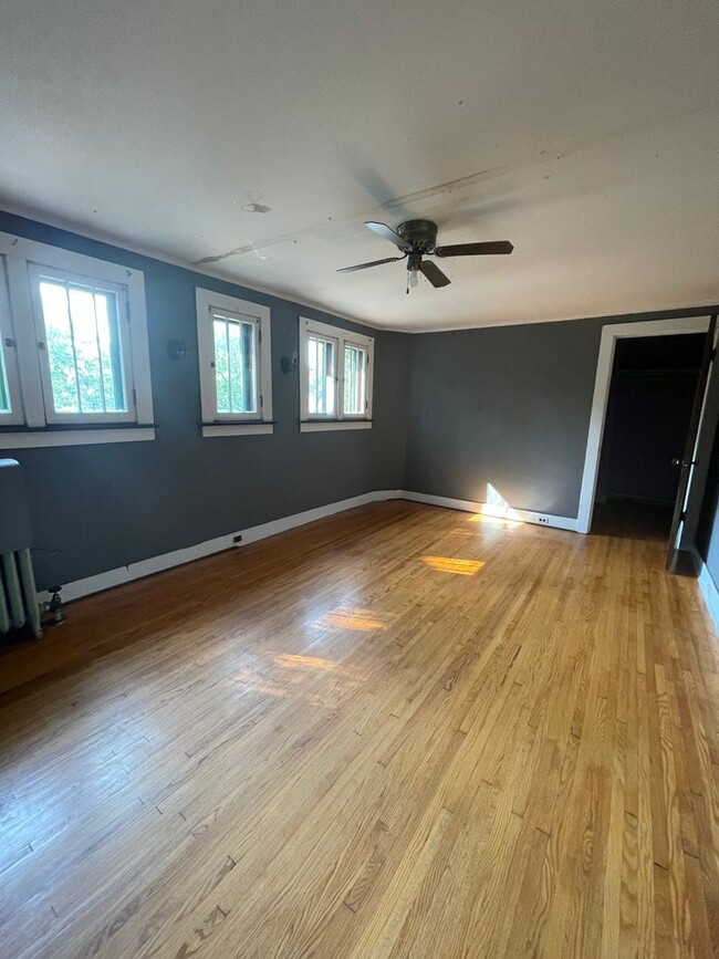 Primary Photo - Large 5 bedroom, 2.5 bathroom house near V...