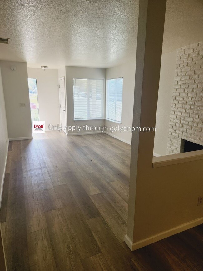 Building Photo - Renovated Halfplex! - Available Now!!