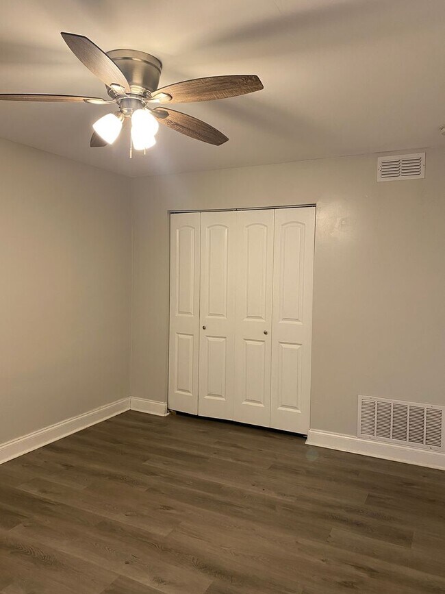 Building Photo - *Choose Your Special!* Spacious Fully Renovated 2-Bedroom Apartment in Alamo Heights ISD