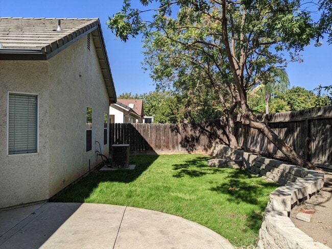 Building Photo - NE Fresno home close to Clovis North offer...