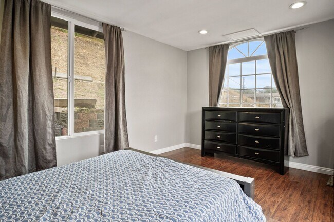 Building Photo - 4 Bed | 2.5 Bath Home in Spring Valley with Detached Office Suite!