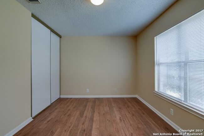 Building Photo - 3/2 1 Story Open Concept Far West SA